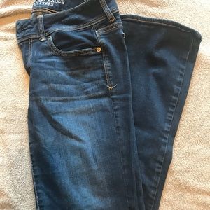 Medium/dark American eagle kick boot size 6 jeans